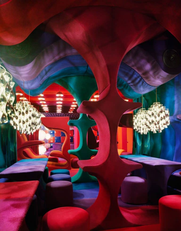 How to Decorate a Party Room